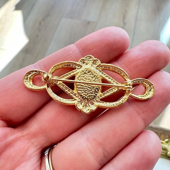 Vintage Gold Toned Brooch with Large Blue Stone - Picture 2 of 2